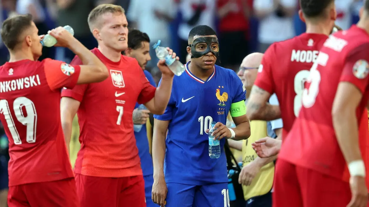 El franc&eacute;s Kylian Mbappe se hidrata durante el partido del grupo D que han jugado Fancia y Polonia en Dortmund, Alemania. EFE/EPA/FRIEDEMANN VOGEL