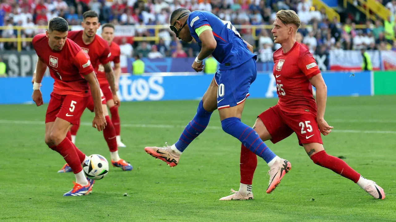El franc&eacute;s Kylian Mbappe (C), en una acci&oacute;n del partido ante Polonia, en partido del Grupo D de la Eurocopa 2024. EFE/EPA/FRIEDEMANN VOGEL