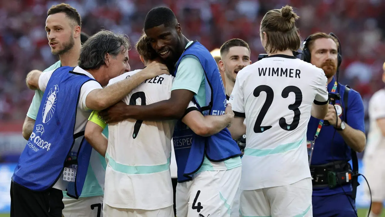 Los jugadores de Austria celebran la victoria en el partido del grupo D de la Eurocopa 2024 entre Holanda y Austria, en Berl&iacute;n, Alemania. EFE/EPA/ROBERT GHEMENT