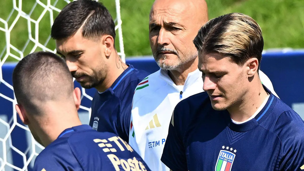 El seleccionador italiano Luciano Spalletti (C) asiste a una sesi&oacute;n de entrenamiento del equipo nacional en Iserlohn, Alemania. EFE/EPA/DANIEL DAL ZENNARO