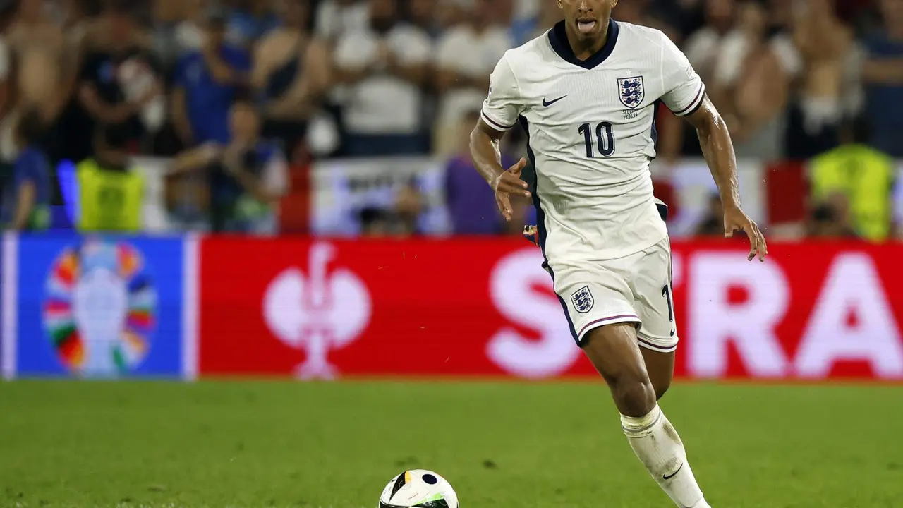 El jugador ingl&eacute;s Jude Bellingham en acci&oacute;n durante el partido de f&uacute;tbol del grupo C de la Eurocopa 2024 entre Inglaterra y Eslovenia, en Colonia, Alemania. EFE/EPA/YOAN VALAT