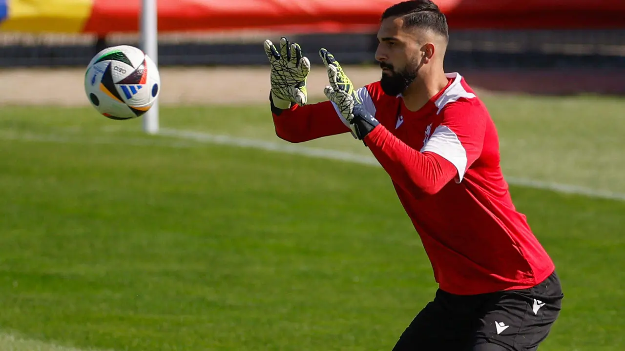 El portero de Georgia Giorgi Mamardashvili durante el entrenamiento que su selecci&oacute;n ha realizado este viernes en la localidad alemana de Velbert, de preparaci&oacute;n para el partido de octavos de final de la Eurocopa 2024 ante Espa&ntilde;a . EFE/ Alberto Estevez