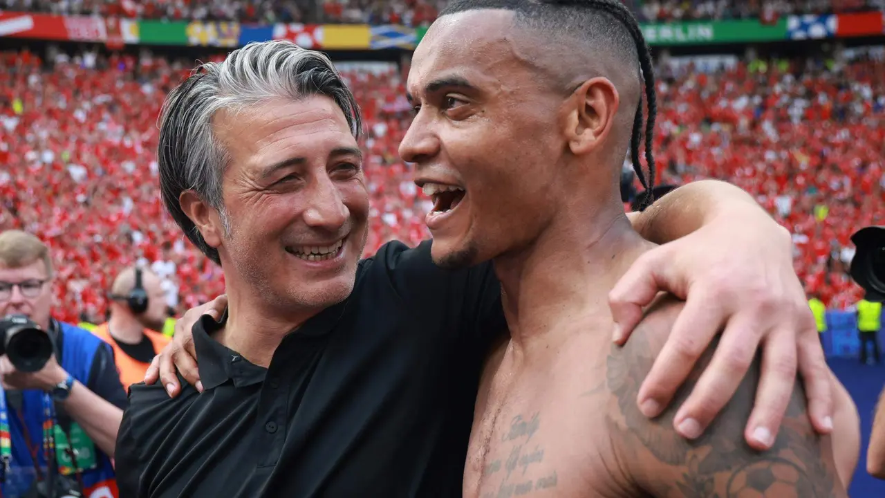 El seleccionador suizo, Murat Yakin junto al central Manuel Akanji en Berlin, Alemania. EFE/EPA/CLEMENS BILAN