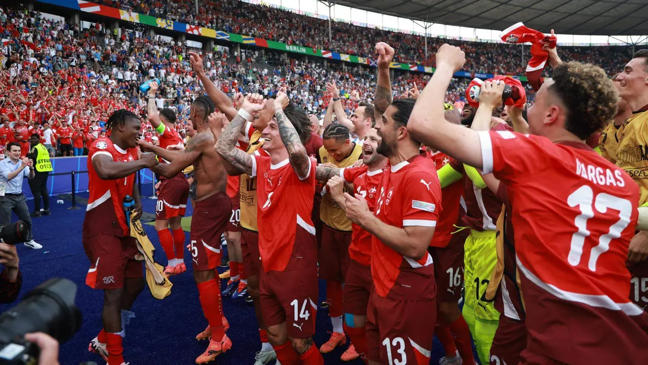 Los jugadores de Suiza celebran despu&eacute;s de ganar el partido de octavos de la Eurocopa 2024 entre Suiza e Italia, en Berl&iacute;n, Alemania. EFE/EPA/CLEMENS BILAN