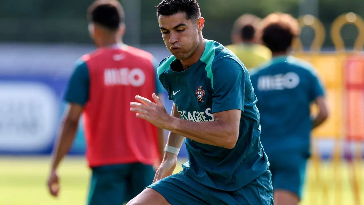 El jugador portugu&eacute;s Cristiano Ronaldo en un entrenamiento de su selecci&oacute;n en Marienfeld, Harsewinkel, Alemania. EFE/EPA/MIGUEL A. LOPEZ