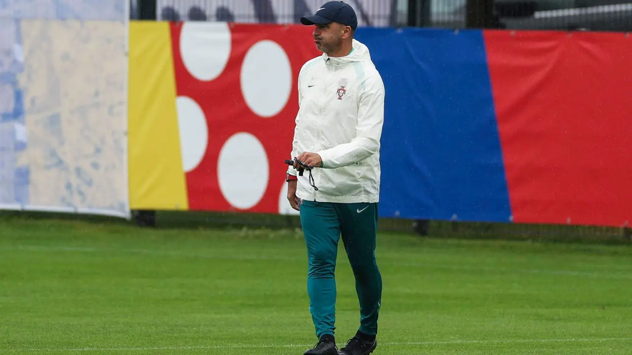 El seleccionador de Portugal de f&uacute;tbol, el espa&ntilde;ol Roberto Mart&iacute;nez en Marienfeld, Harsewinkel, (Alemania. EFE/EPA/MIGUEL A. LOPES