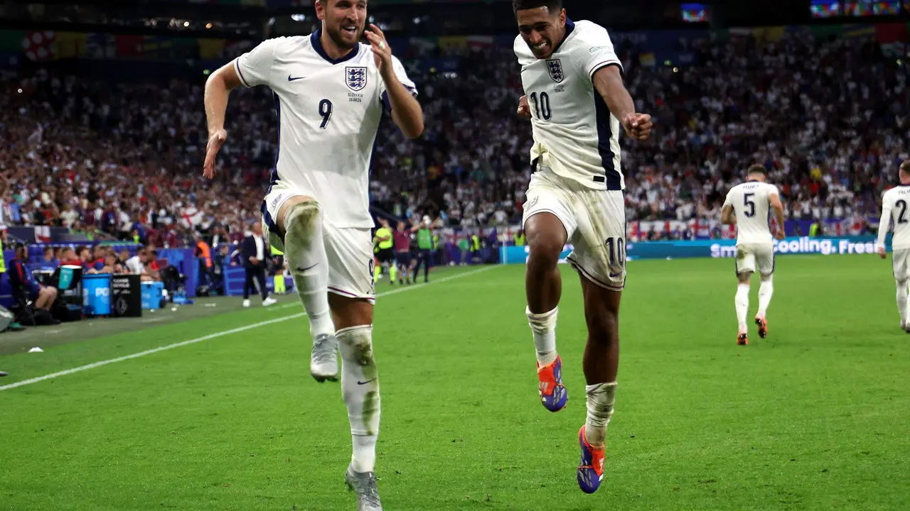 Los jugadores de Inglaterra Jude Bellingham y Harry Kane (i) celebran el 2-1 durante el partido de octavos de final que han jugado Inglaterra y Eslovaquia en Gelsenkirchen, Alemania. GEFE/EPA/FRIEDEMANN VOGEL