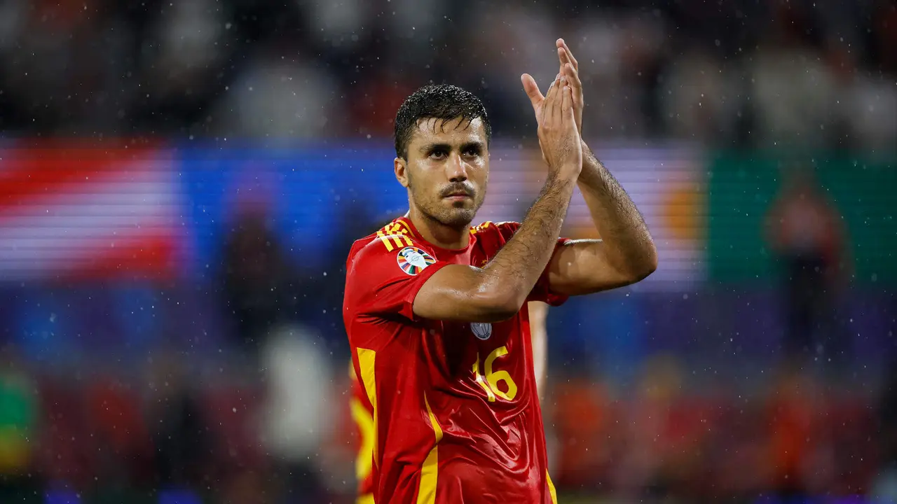 Rodri Hern&aacute;ndez tras el partido de octavos que han jugado Espa&ntilde;a y Georgia en Colonia, Alemania.. EFE/Alberto Estevez