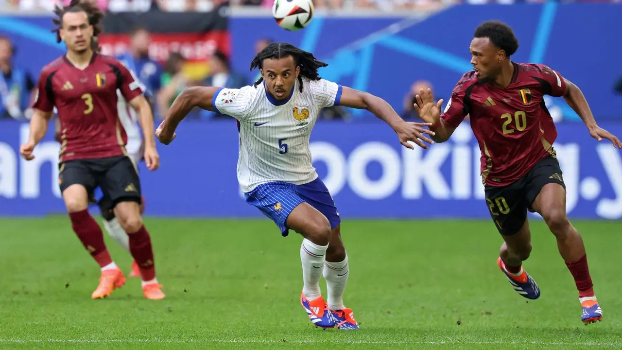 El defensa franc&eacute;s Jules Kounde durante el partido que ha enfrentado a Francia y B&eacute;lgica en D&uuml;sseldorf. EFE/EPA/FRIEDEMANN VOGEL