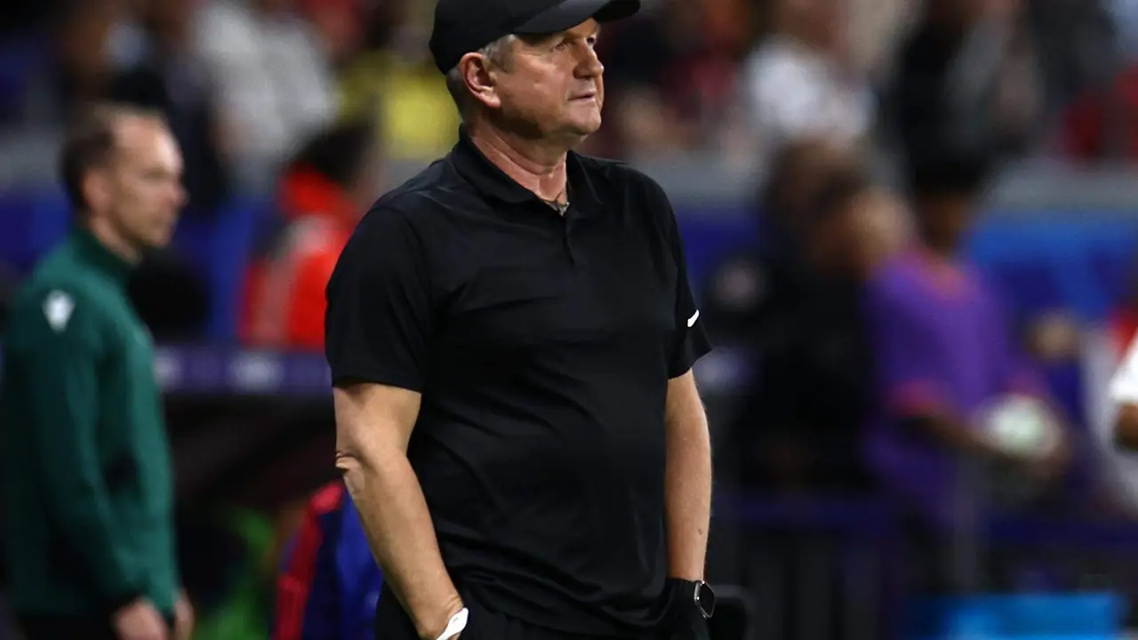 El entrenador Matjaz Kek de Eslovenia reacciona durante el partido de f&uacute;tbol de la UEFA EURO 2024. EFE/EPA/ANNA SZILAGYI