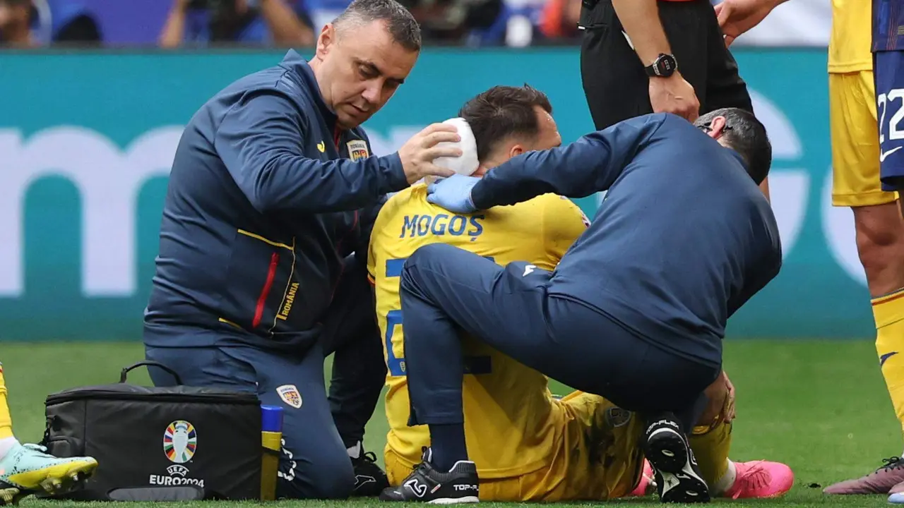 Vasile Mogos, defensa de la selecci&oacute;n de Ruman&iacute;a, tras recibir un golpe en la cabeza en el partido de octavos entre Ruman&iacute;a y pa&iacute;ses Bajos en M&uacute;nich, Alemania. EFE/EPA/FRIEDEMANN VOGEL