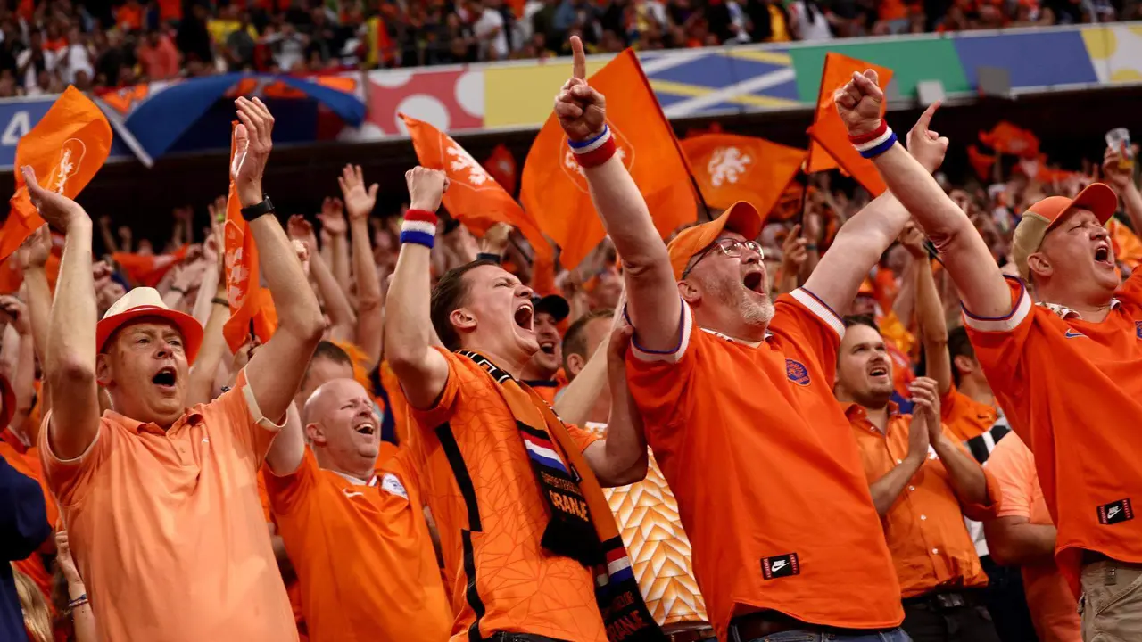 Los aficonados neerlandeses durante el partido de octavos de la Eurocopa 2024 que han jugado Ruman&iacute;a y Pa&iacute;ses Bajos en M&uacute;nich, Alemania. EFE/EPA/ANNA SZILAGYI