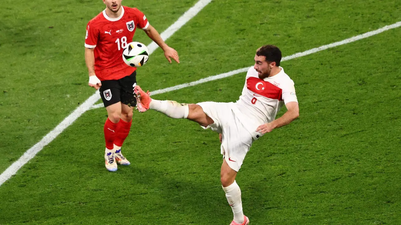 Orkun Kok&ccedil;u durante el partido de octavos de final que han jugado Austria y Turqu&iacute;a en Leipzig, Alemania. EFE/EPA/HANNIBAL HANSCHKE