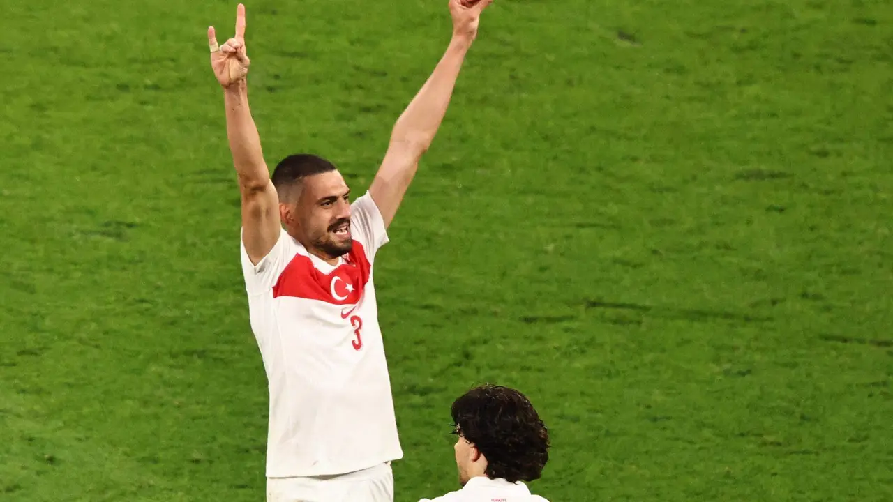 El jugador turco Merih Demiral celebra tras marcar su segundo gol durante el partido de f&uacute;tbol de la Eurocopa 2024 de octavos de final entre Austria y Turqu&iacute;a, en Leipzig, Alemania. EFE/EPA/HANNIBAL HANSCHKE