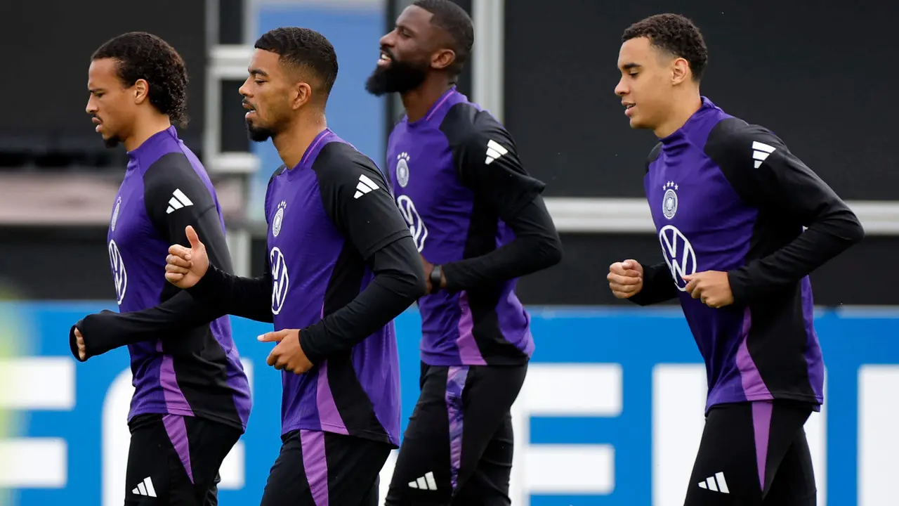 Los jugadores alemanes Jamal Musiala (d), Antonio R&uuml;diger (d), Benjamin Henrichs (2i) y Leroy San&eacute; (i), durante el entrenamiento que la selecci&oacute;n de Alemania ha realizado en Herzogenaurach. EFE/Alberto Est&eacute;vez