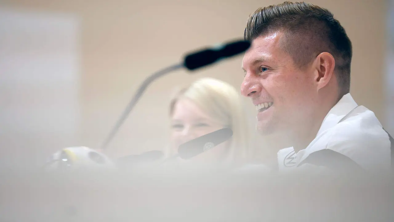 El jugador alem&aacute;n Toni Kroos durante la rueda de prensa posterior al entrenamiento que la selecci&oacute;n de Alemania ha realizado en Herzogenaurach. EFE/ Alberto Est&eacute;vez