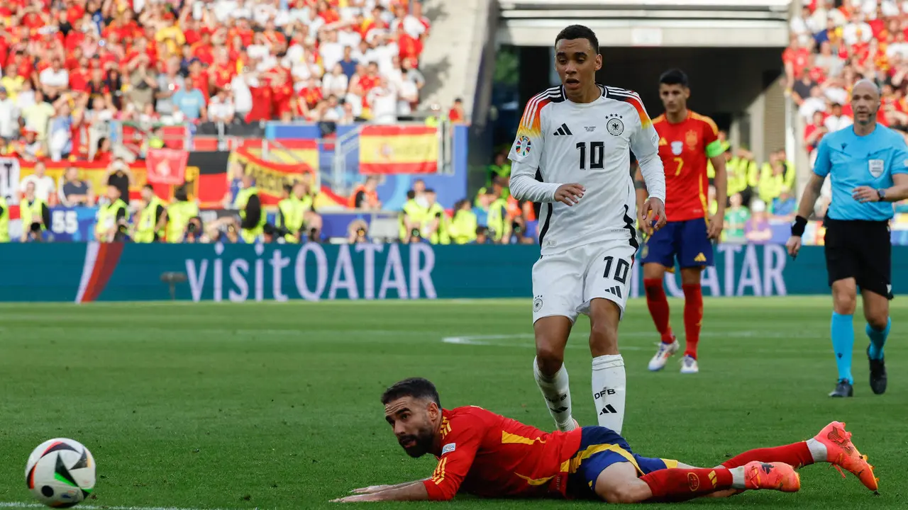 El defensa de Espa&ntilde;a Dani Carvajal junto a Jamal Musiala (detr&aacute;s), de Alemania, durante el partido de cuartos de final de la Eurocopa entre Espa&ntilde;a y Alemania, en Stuttgart. EFE/JJ Guill&eacute;n