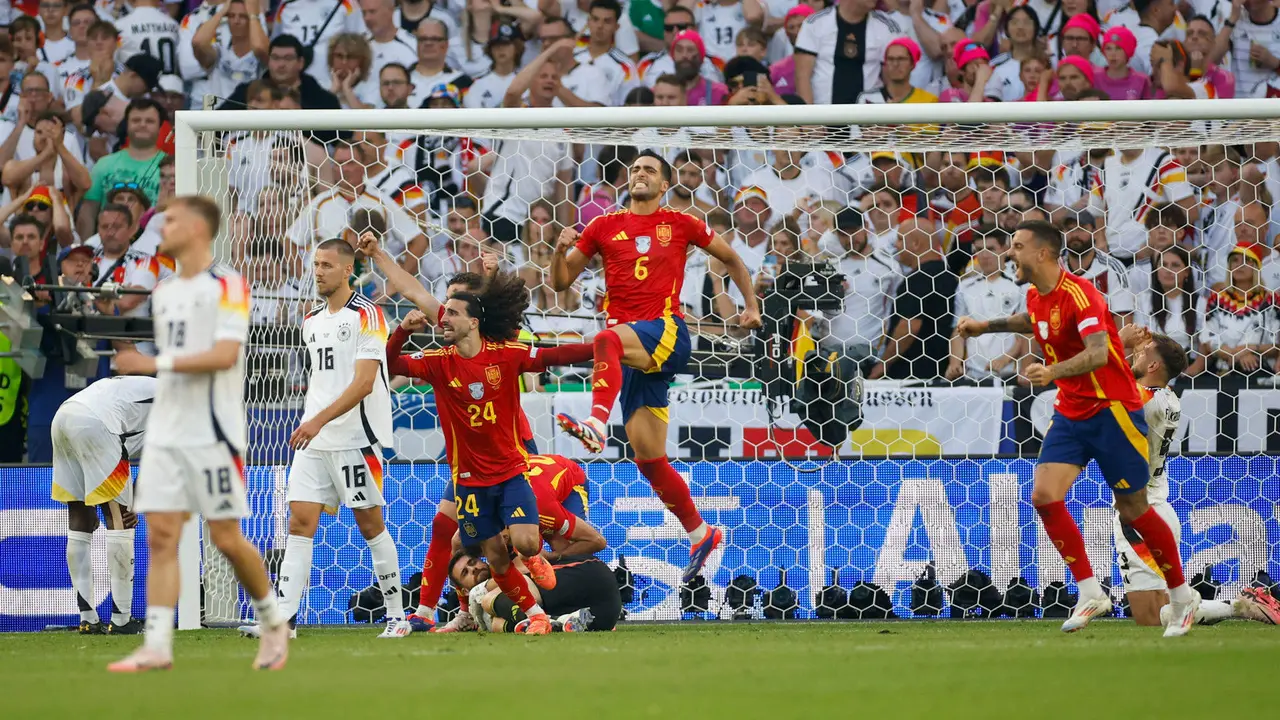 El centrocampista de Espa&ntilde;a Mikel Merino (2d) celebra el segundo gol de su equipo en el partido de cuartos de final de la Eurocopa entre Espa&ntilde;a y Alemania, este viernes en Stuttgart. EFE/ Alberto Est&eacute;vez