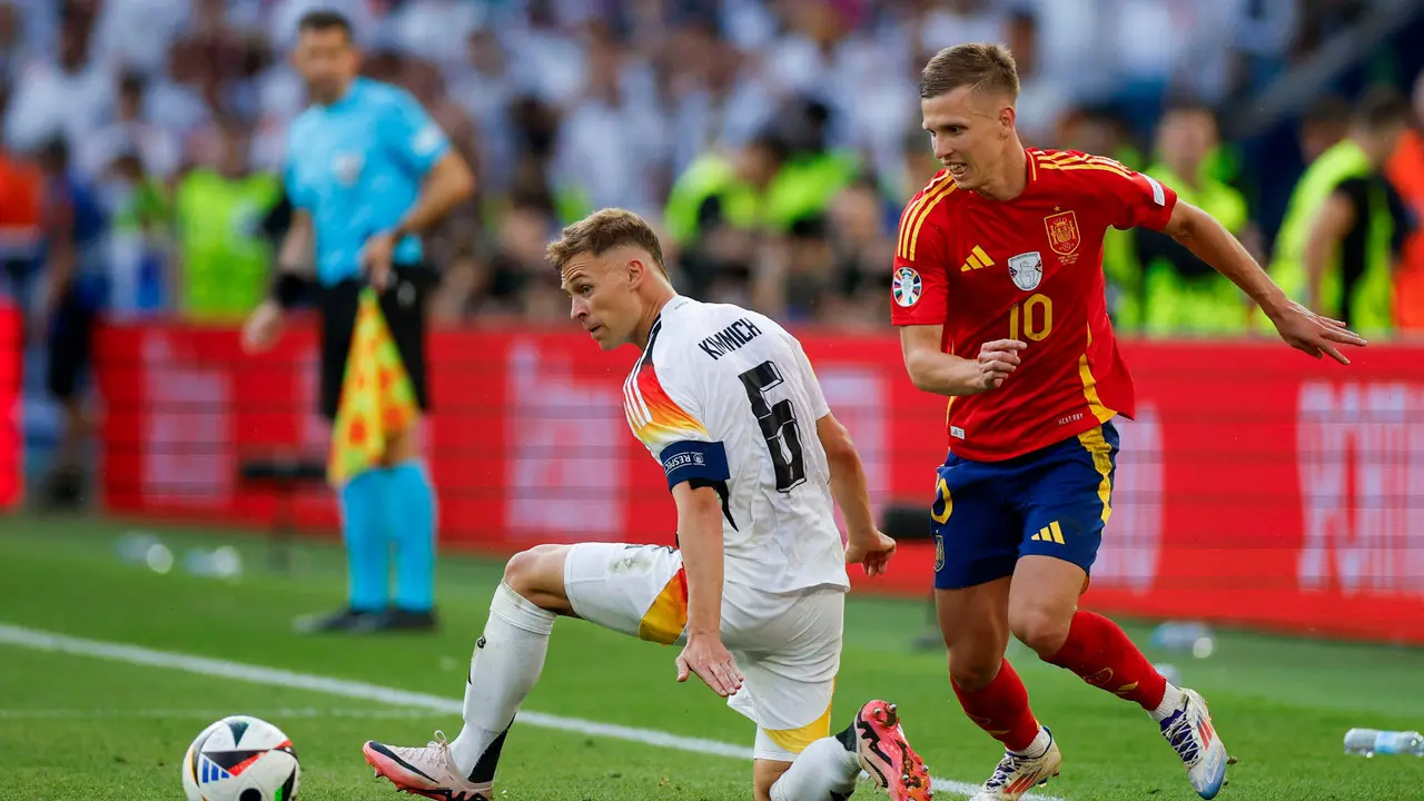 El centrocampista de la selecci&oacute;n espa&ntilde;ola Dani Olmo (d) trata de escapar del alem&aacute;n Joshua Kimmich, durante el partido de cuartos de final de la Eurocopa que Espa&ntilde;a y Alemania disputan este viernes en Stuttgart. EFE/Alberto Est&eacute;vez