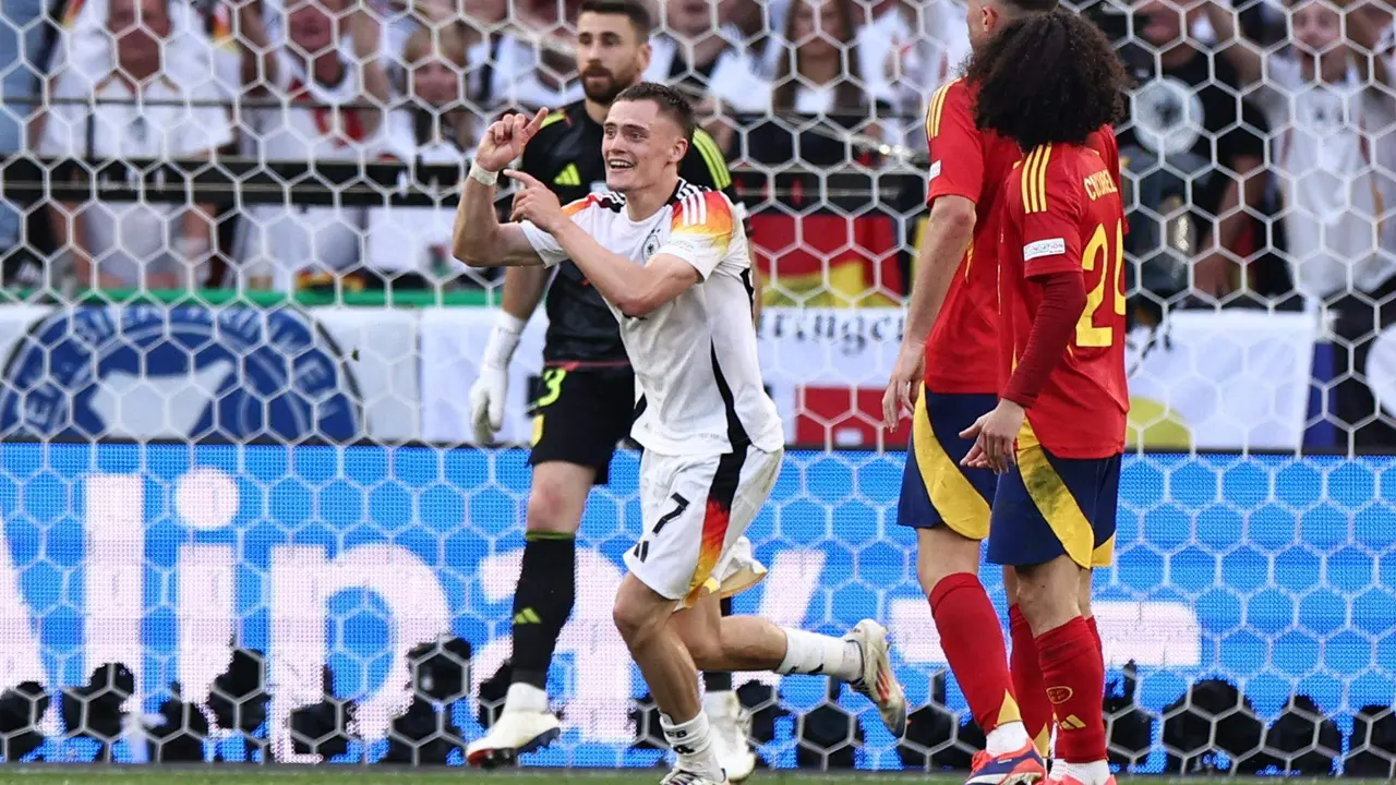 El alem&aacute;n Florian Wirtz (c) pide mano de Marc Cucurella durante el partido de cuartos de la Eurocopa 2024 entre Espa&ntilde;a y Alemania en Stuttgart, Alemania EFE/EPA/ANNA SZILAGYI