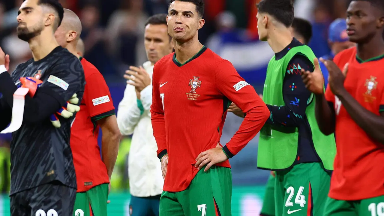 Cristiano Ronaldo, delantero de Portuga, tras caer Portugal. EFE/EPA/FILIP SINGER