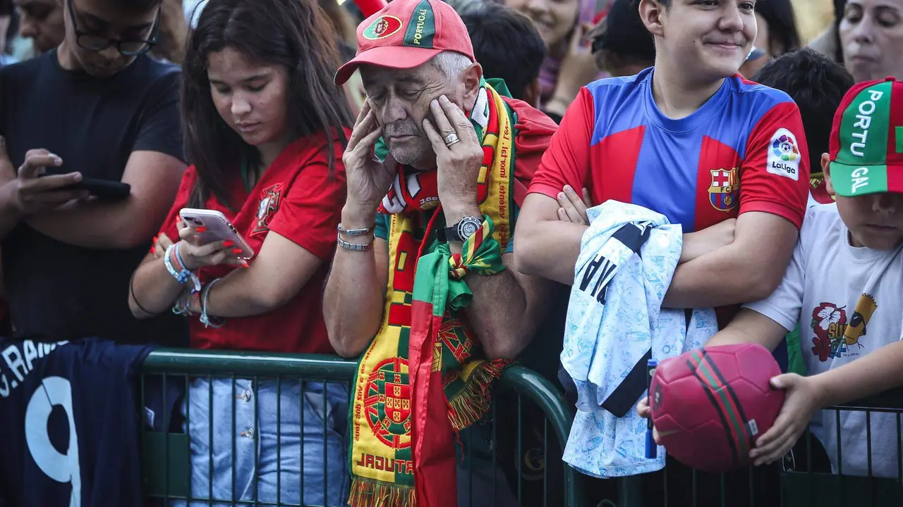 Decenas de aficionados recibieron este s&aacute;bado a la selecci&oacute;n de Portugal en el aeropuerto de LisboaEFE/EPA/RODRIGO ANTUNES