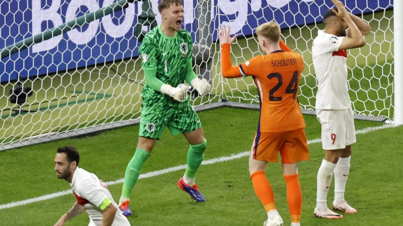 El portero Bart Verbruggen celebra la parada salvador del minuto 92 durante el partido de cuartos de final que han jugado Pa&iacute;ses Bajos y mTurqu&iacute;a en Berl&iacute;n, Alemania. EFE/EPA/ROBERT GHEMENT
