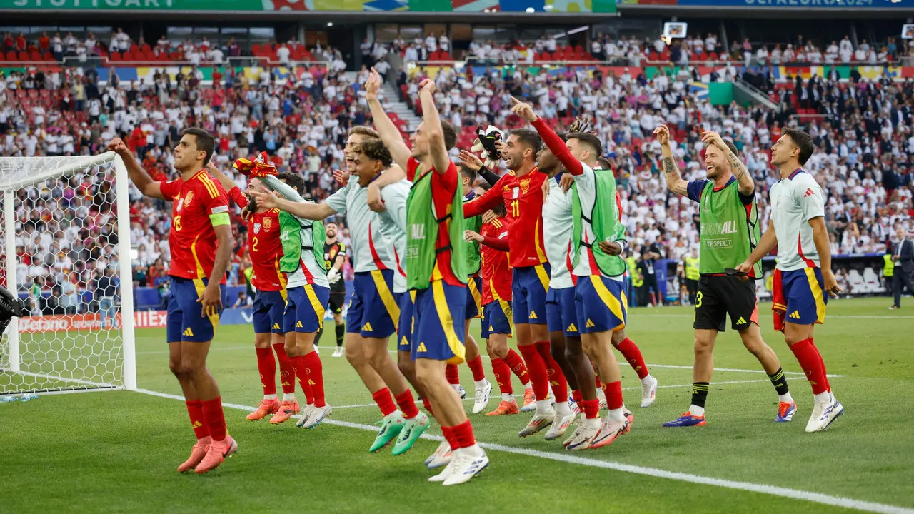 Los jugadores de la selecci&oacute;n espa&ntilde;ola de f&uacute;tbol celebran la victoria, al t&eacute;rmino del partido de cuartos de final de la Eurocopa que Espa&ntilde;a y Alemania disputaron en Stuttgart. EFE/Alberto Est&eacute;vez