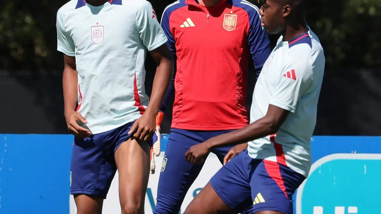 Donaueschingen (Germany), 08/07/2024.- Los jugadores de la selecci&oacute;n nacinal Lamine Yamal (i) y Nico Williams durante el entrenamiento del combinado este lunes en Donaueschingen (Alemania), en la v&iacute;spera de su partido de semifinales de UEFA Eurocopa 2024 contra Francia. EFE/EPA/MOHAMED MESSARA