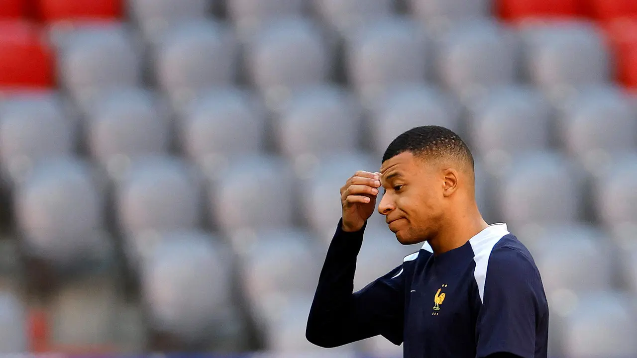 M&Uacute;NICH (ALEMANIA), 08/07/2024.- El delantero de la selecci&oacute;n de Francia Kylian Mbapp&eacute; durante el entrenamiento que el equipo franc&eacute;s ha realizado este lunes en el Allianz Arena de Munich, donde ma&ntilde;ana se enfrentar&aacute;n a Espa&ntilde;a en la primera semifinal de la Eurocopa 2024. EFE/Alberto Est&eacute;vez