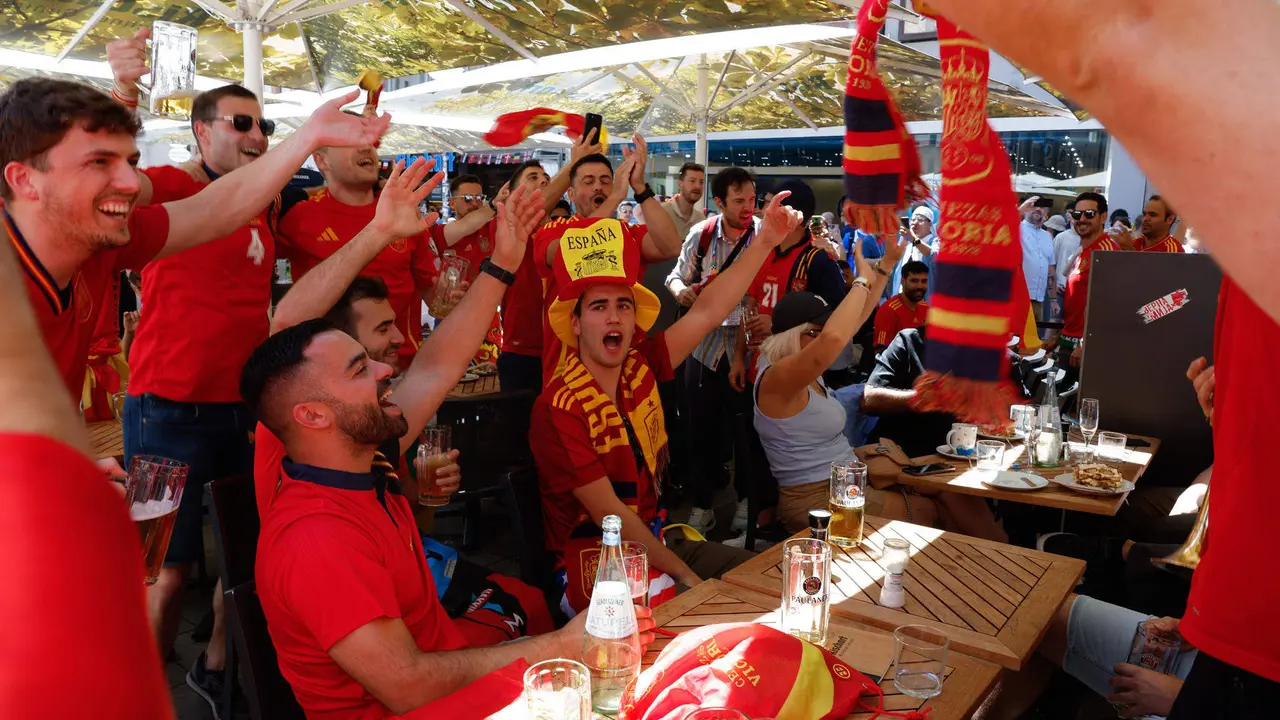 Aficionados espa&ntilde;oles animan horas antes de la semifinal de la Eurocopa 2024 entre Espa&ntilde;a y Francia, este martes en M&uacute;nich (Alemania). EFE/ Jj Guill&eacute;n
