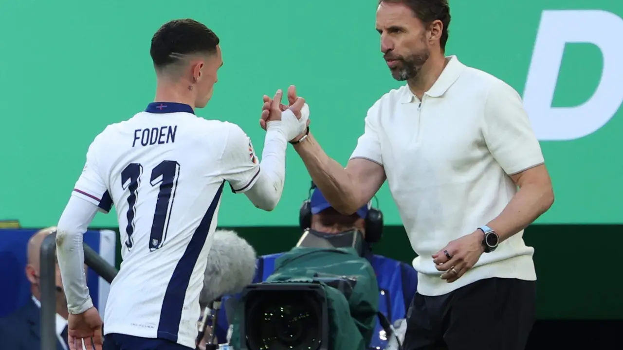 El ing&ntilde;&eacute;s Phil Foden (I) y el seleccionador Gareth Southgate en foto de archivo de GEORGI LICOVSKI. EFE/EPA