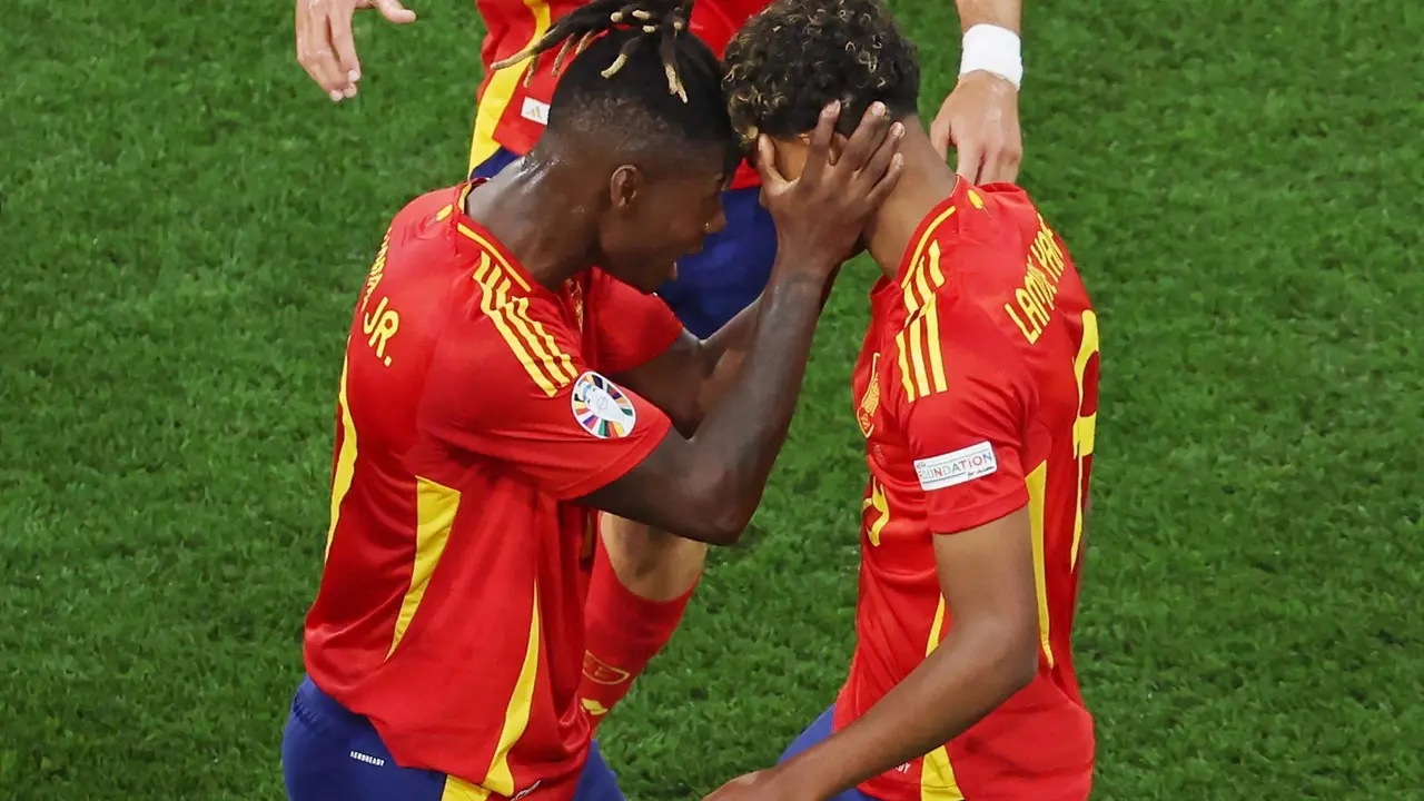 Los jugadores espa&ntilde;oles Lamine Yamal y Nico Williams (I) celebran el 1-1 durante la semifinal de la Eurocopa entre Espa&ntilde;a y francia en M&uacute;nich, Alemania. EFE/EPA/MOHAMED MESSARA