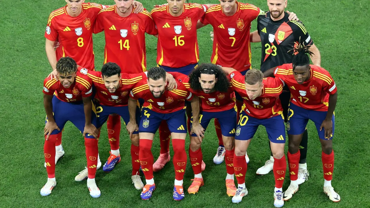 Munich (Germany), 09/07/2024.- Spain starting eleven pose for the group photo prior the UEFA EURO 2024 semi-finals soccer match between Spain and France in Munich, Germany, 09 July 2024. (Francia, Alemania, Espa&ntilde;a) EFE/EPA/MOHAMED MESSARA