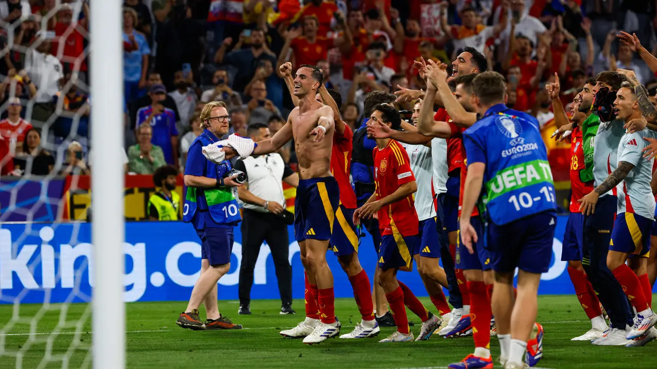Los jugadores de la selecci&oacute;n espa&ntilde;ola celebran su pase a la final tras derrotar a la selecci&oacute;n de Francia durante el partido de semifinales de la Eurocopa de f&uacute;tbol que Espa&ntilde;a y Francia han disputado s en M&uacute;nich. EFE/J.J.Guillen.