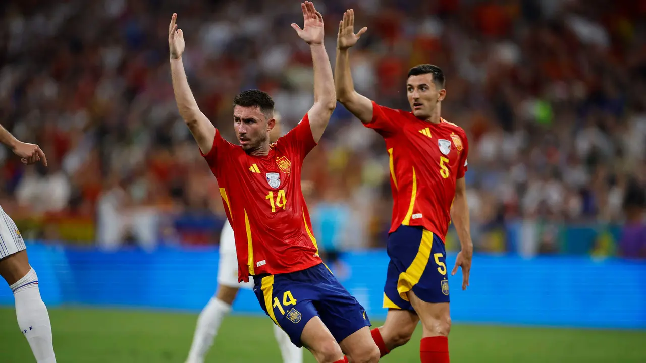 Los defensas de la selecci&oacute;n espa&ntilde;ola Aymeric Laporte (i) y Daniel Vivian, durante el partido de semifinales de la Eurocopa de f&uacute;tbol que Espa&ntilde;a y Francia disputaron en M&uacute;nich. EFE/Alberto Est&eacute;vez