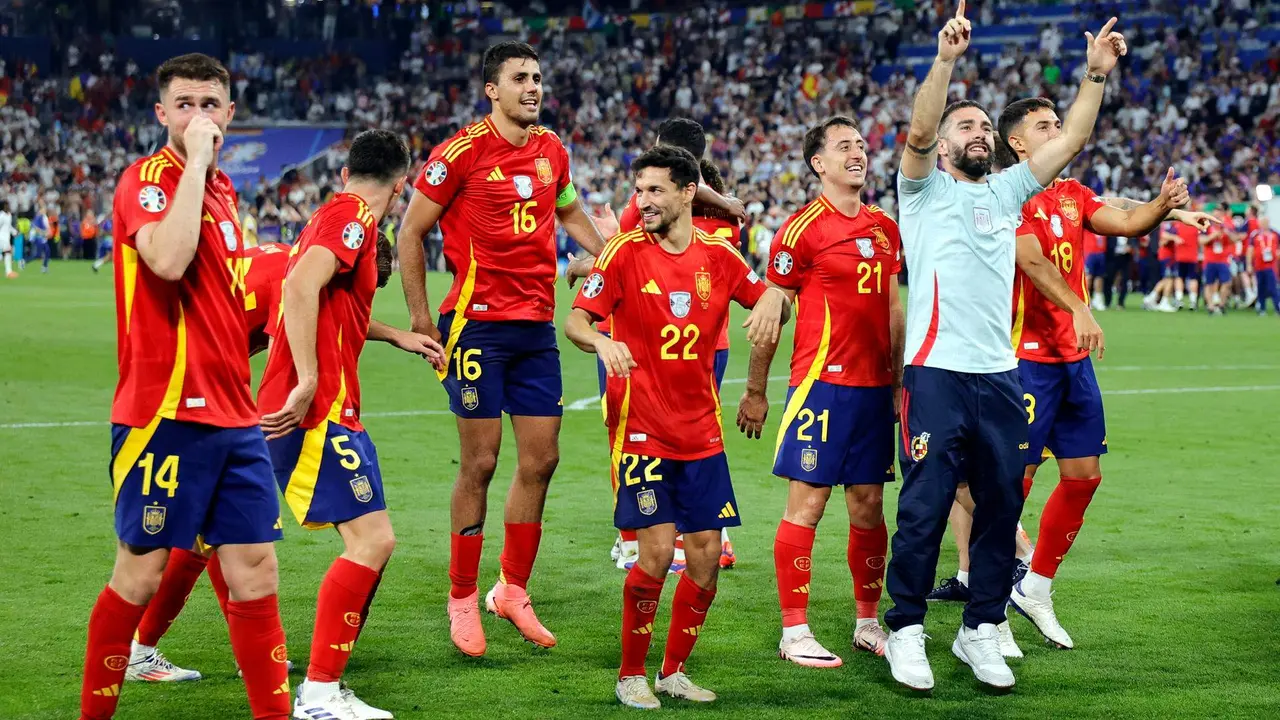 Los jugadores de Espa&ntilde;a tras el partido de semifinales de la Eurocopa de f&uacute;tbol que Espa&ntilde;a y Francia disputan este martes en M&uacute;nich) EFE/EPA/RONALD WITTEK