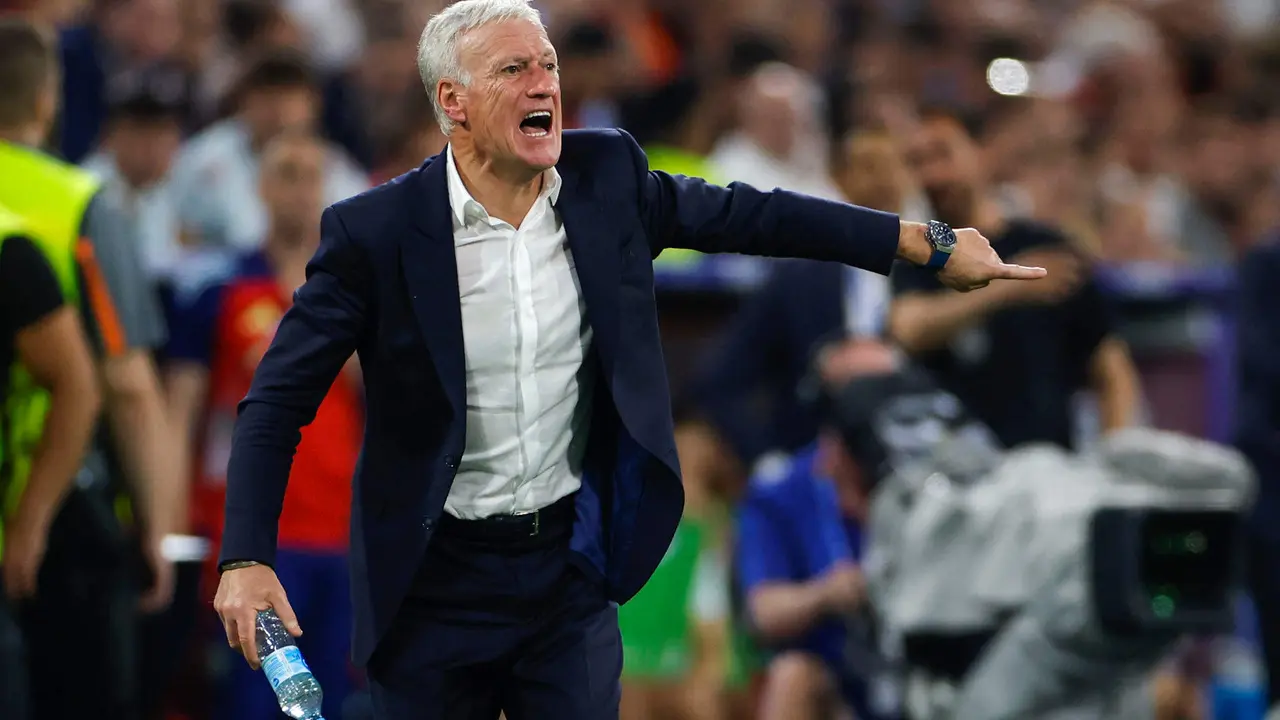El entrenador de la selecci&oacute;n francesa, Didier Deschamps, durante el partido de semifinales de la Eurocopa de f&uacute;tbol que Espa&ntilde;a y Francia disputaron este martes en M&uacute;nich. EFE/Alberto Est&eacute;vez