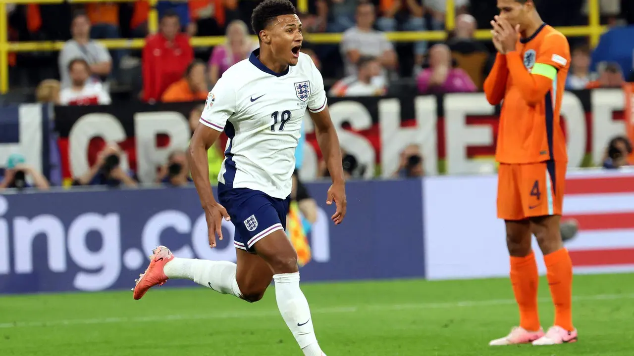 Oliver Watkins tras la segunda semifnal de la Eurocopa entre Pa&iacute;ses Bajos e Inglaterra en Dortmund, Alemania) EFE/EPA/FRIEDEMANN VOGEL