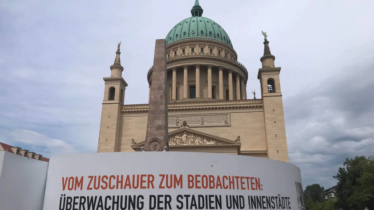 Una exposici&oacute;n en Potsdam reaviva el recuerdo de c&oacute;mo el aparato represivo de la Rep&uacute;blica Democr&aacute;tica de Alemania (RDA) vigil&oacute; a los aficionados al f&uacute;tbol del este germano, como aquel hincha fotografiado por llevar en su chaqueta vaquera parches con escudos de equipos de f&uacute;tbol que disgustaban a las autoridades comunistas. EFE/ Salvador Mart&iacute;nez