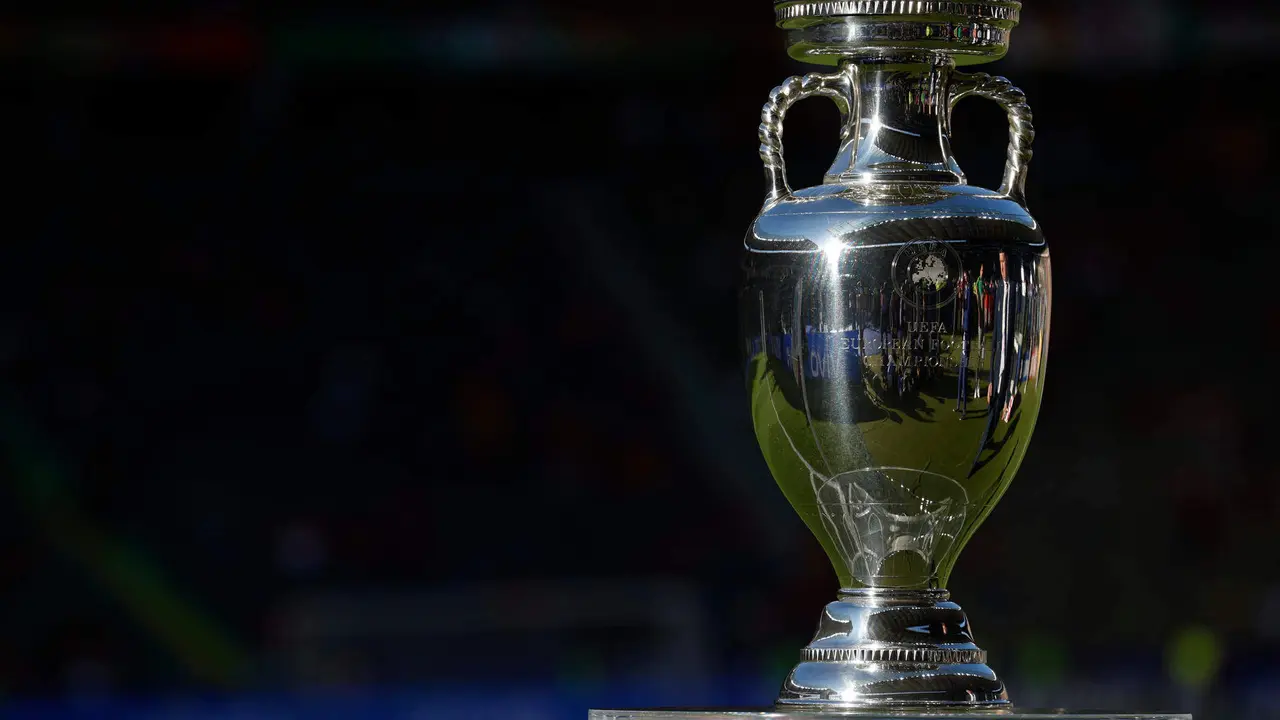 El trofeo es presentado en el estadio antes de la final de la Eurocopa 2024 que se celebra esta noche entre las selecciones de Espa&ntilde;a e Inglaterra. EFE/Alberto Est&eacute;vez