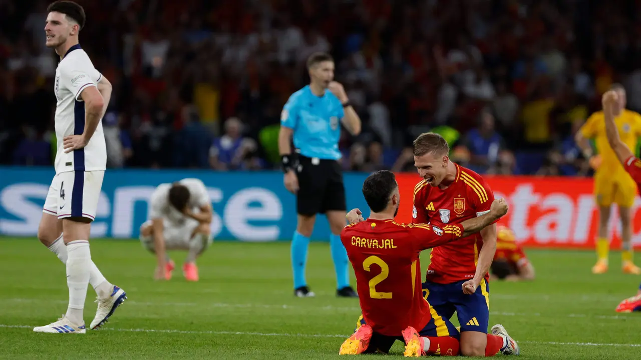 Los jugadores de la selecci&oacute;n espa&ntilde;ola Dani Carvajal y Dani Olmo celebran su triunfo en la final de la Eurocopa a la finalizaci&oacute;n del encuentro que han disputado Espa&ntilde;a e Inglaterra en el Estadio Ol&iacute;mpico de Berl&iacute;n. EFE /Alberto Est&eacute;vez
