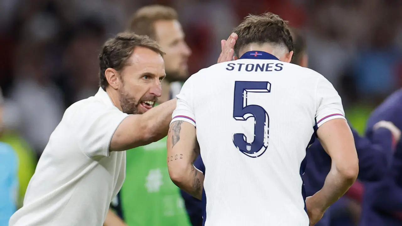 El entrenador de Inglaterra, Gareth Southgate (i), y el defensa John Stones (d) durante el encuentro correspondiente a la final de la Eurocopa que disputan hoy Domingo Espa&ntilde;a e Inglaterra en el Estadio Ol&iacute;mpico de Berl&iacute;n. EFE /Alberto Est&eacute;vez