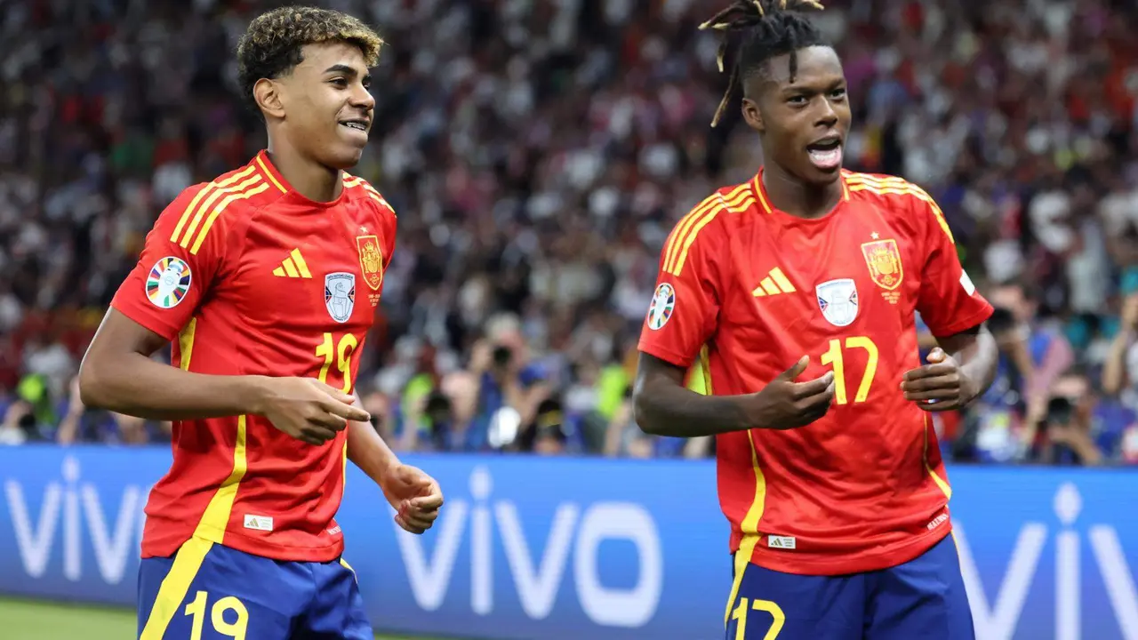 Nico Williams y Lamine Yamal celebran el segundo gol del equipo espa&ntilde;ol durante el encuentro correspondiente a la final de la Eurocopa que disputaron Inglaterra en el Estadio Ol&iacute;mpico de Berl&iacute;n.EFE/EPA/CHRISTOPHER NEUNDORF