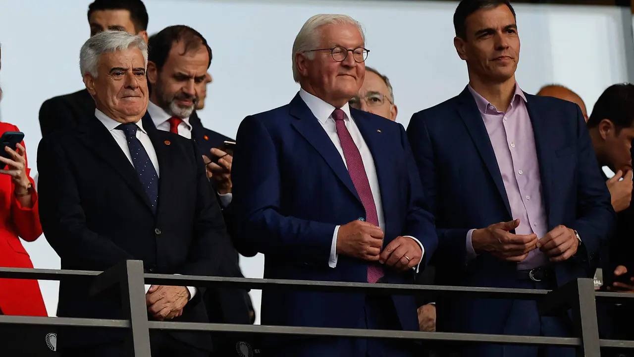 El presidente del Gobierno, Pedro S&aacute;nchez (d), junto al presidente de la UEFA, Pedro Rocha (i), durante el partido correspondiente a la final de la Eurocopa de naciones que disputaron Espa&ntilde;a e Inglaterra en el Estadio Ol&iacute;mpico de Berl&iacute;n. EFE /Alberto Est&eacute;vez