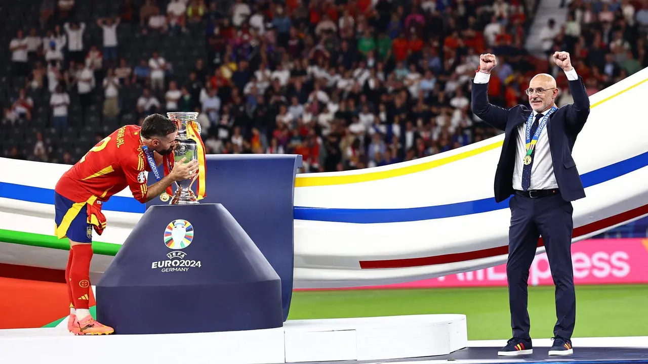 El seleccionador Luis de la Fuente y el defensa Dani Carvajal tras el encuentro correspondiente a la final de la Eurocopa que disputaron Inglaterra en el Estadio Ol&iacute;mpico de Berl&iacute;n. EFE/EPA/FILIP SINGER