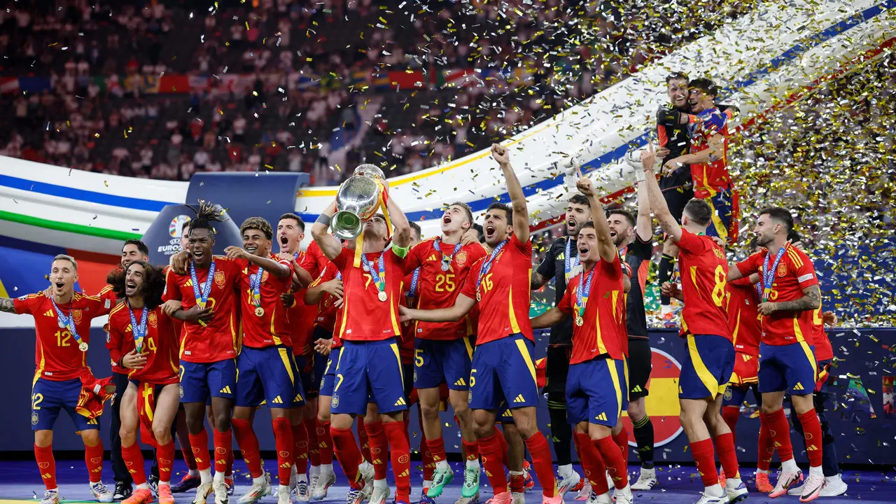 El capit&aacute;n de la selecci&oacute;n espa&ntilde;ola &Aacute;lvaro Morata (c) levanta el trofeo junto a sus compa&ntilde;eros durante la celebraci&oacute;n de la victoria de la Eurocopa, tras vencer a Inglaterra en el partido de la final disputado en el Estadio Ol&iacute;mpico de Berl&iacute;n. EFE/Alberto Est&eacute;vez
