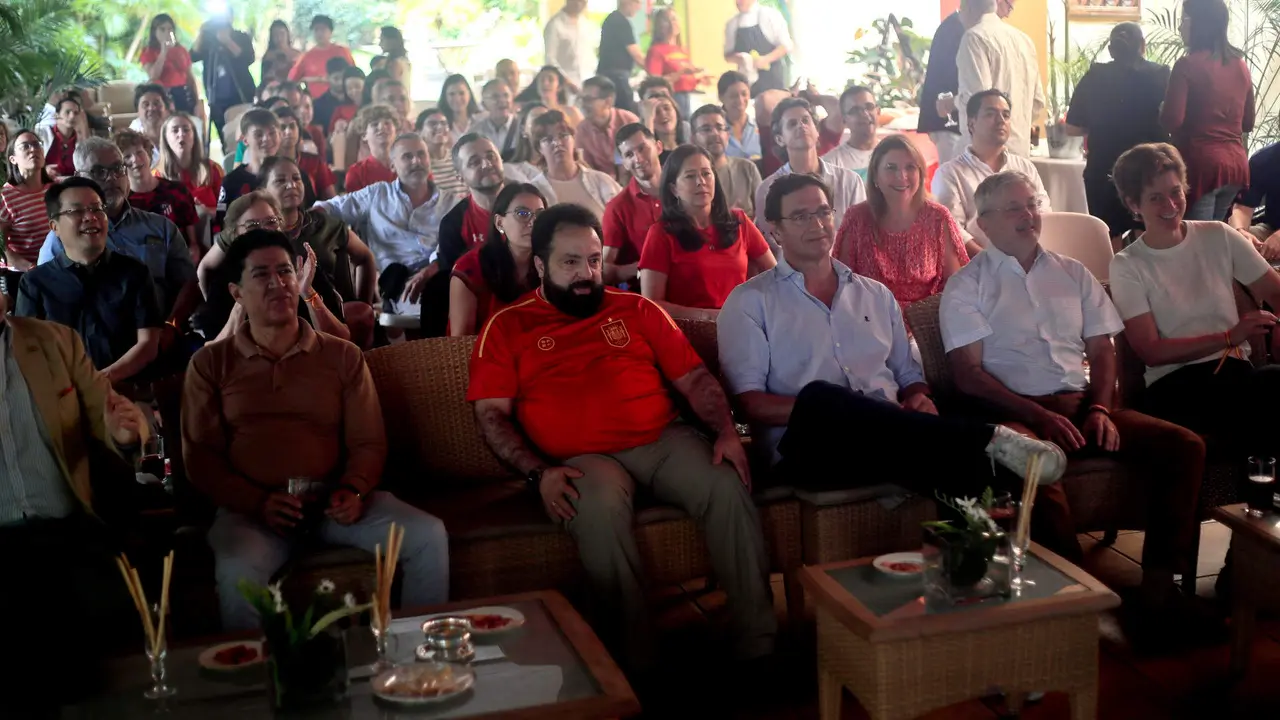 Funcionarios hondure&ntilde;os y diplom&aacute;ticos europeos acreditados en Honduras observan este domingo en la residencia del embajador de Espa&ntilde;a en Tegucigalpa, Diego Nu&ntilde;o Garc&iacute;a, la final de la Eurocopa 2024, en Tegucigalpa (Honduras). EFE/ Gustavo Amador