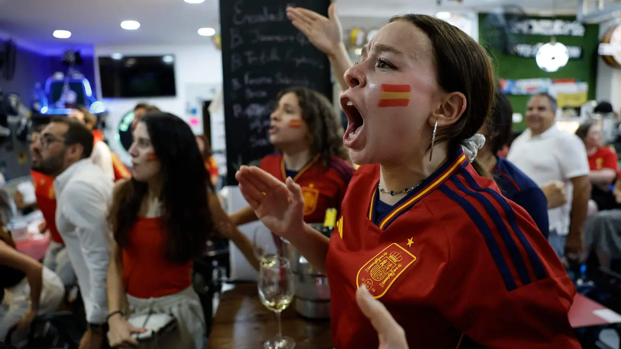 Aficionados de la selecci&oacute;n espa&ntilde;ola siguen en el bar de Manolo &acute;el del Bombo&acute; el encuentro correspondiente a la final de la Eurocopa de naciones que Espa&ntilde;a e Inglaterra disputaron en el estadio Ol&iacute;mpico de Berl&iacute;n. EFE / Biel Ali&ntilde;o.