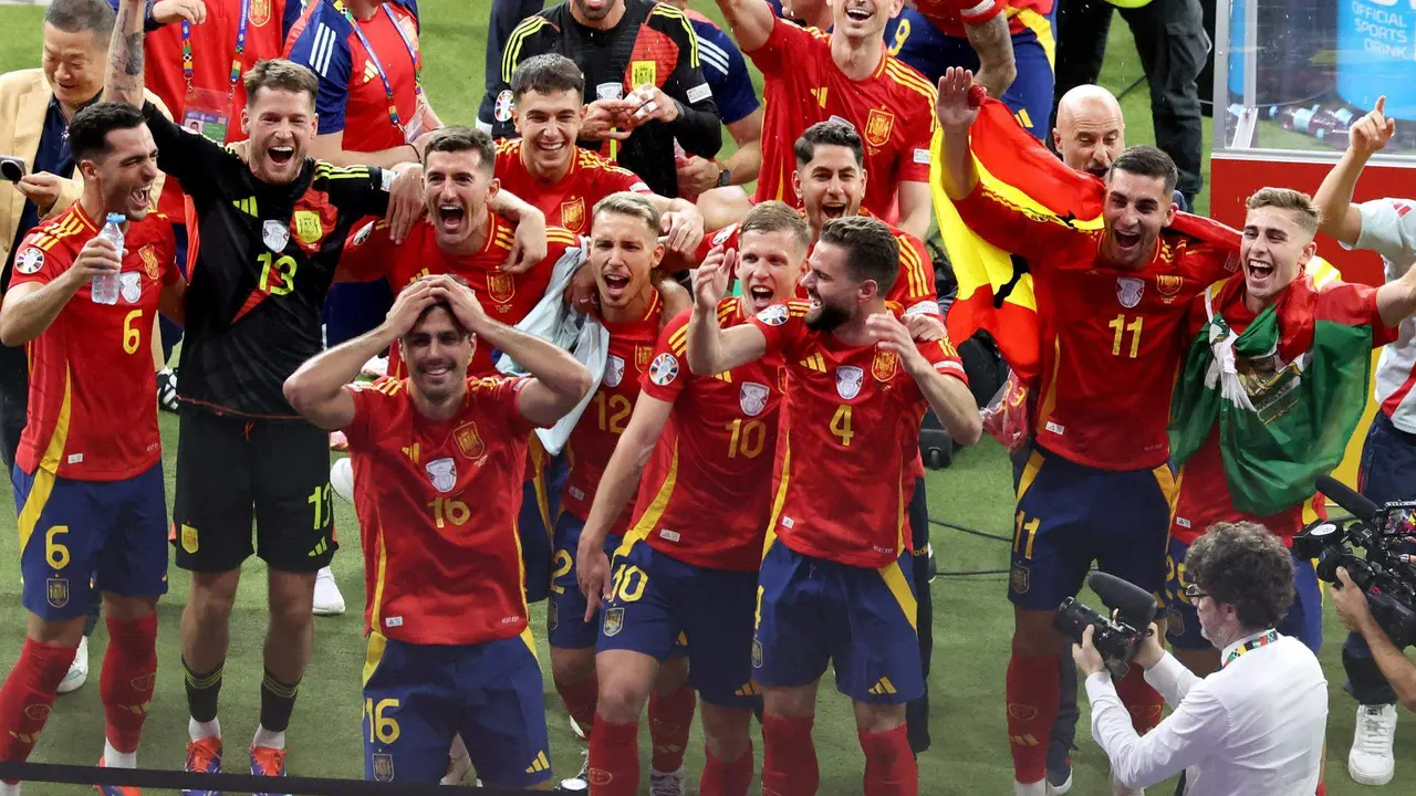 Espa&ntilde;a celebra el t&iacute;tulo tras el encuentro correspondiente a la final de la Eurocopa que disputaron Inglaterra en el Estadio Ol&iacute;mpico de Berl&iacute;n.EFE/EPA/GEORGI LICOVSKI